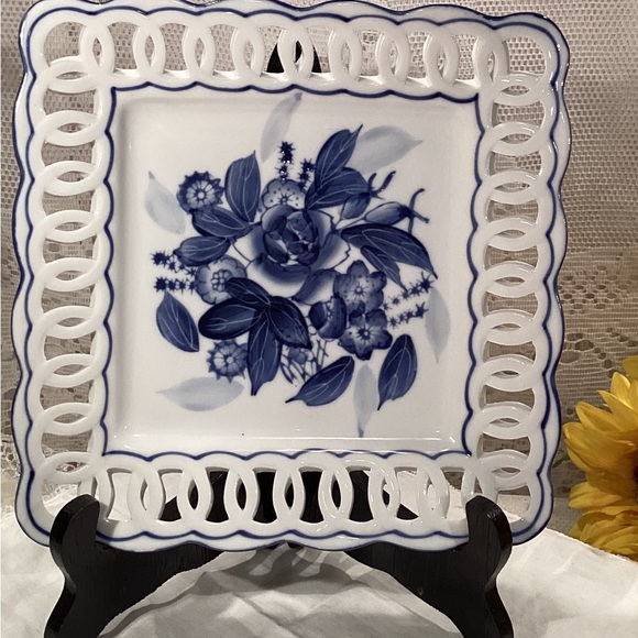 Lillian Vernon Cobalt Blue & White Floral Square Plate Lattice Edge 8” - Picture 15 of 16